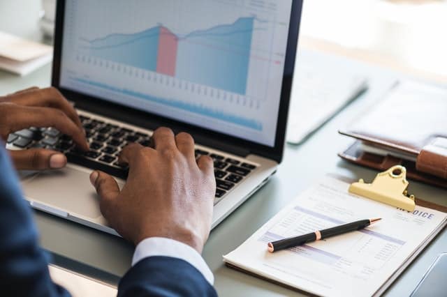 analytics-chart-data-884450-1