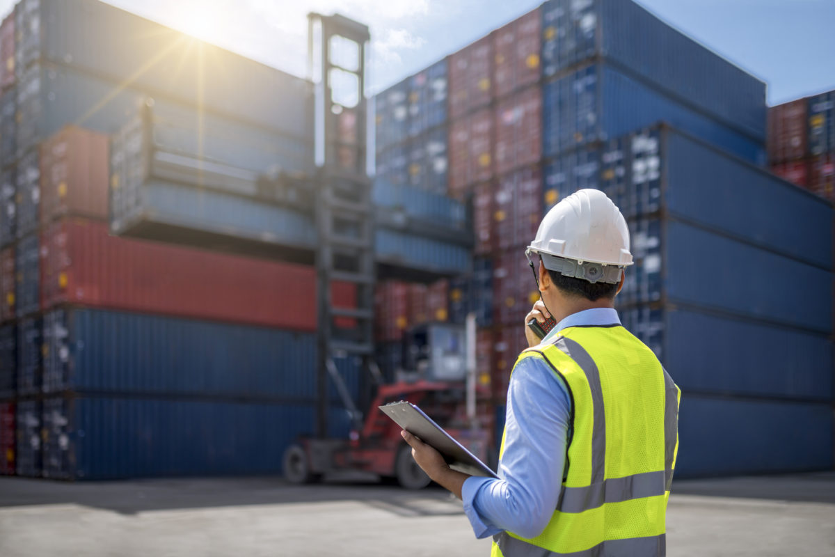 Finetrading-3 Kontrolle des Ausladens von Cargo-Boxen von einem Frachtschiff