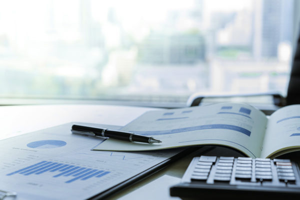 Firmenkredit-2 Businessanalyse für Beantragung eines Firmenkredites auf einem Tisch.