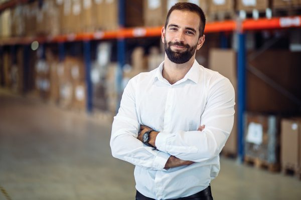 Lagerfinanzierung-3 Mann glücklich über Möglichkeiten der Lagerfinanzierung.