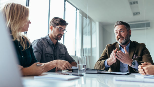 Reverse Factoring-2 Gruppe von Leuten bei Besprechung von Reverse Factoring für Ihr Unternehmen