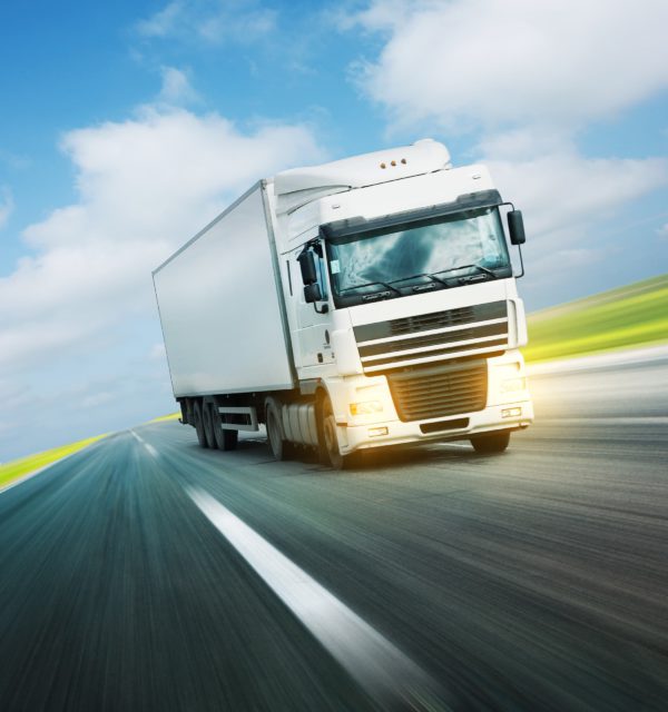 LKW-Leasing-3 LKW fährt auf einer Straße bei Tageslicht
