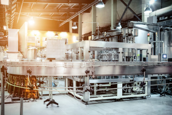 Maschinenleasing-2 Maschiene in produktionshalle, die durch Leasing finanziert wurde