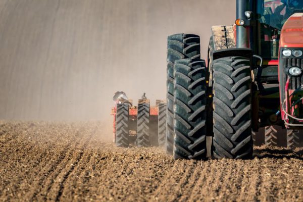 Mietkauf-2 Mietkauf-Traktor mit Flug bearbeitet Boden