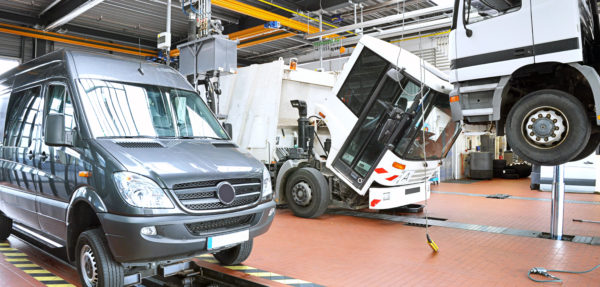 Nutzfahrzeugleasing-2 Nutzfahrzeuge in einer Garage