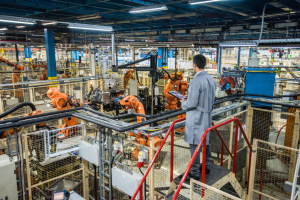 Sale-and-Lease-Back-2 Ingeneur überwacht Flotte von Robotern in einer Produktionsstätte