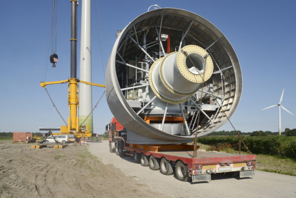 Semi-Truck transporting Gear Equipment of a Wind Turbine Schwertransport einer Turbine