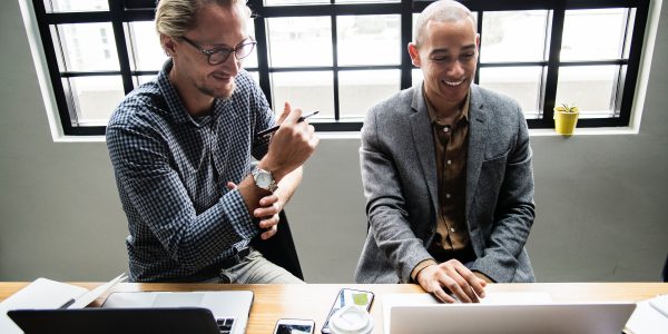 Junge Unternehmer einer E-Commerce Plattform welche Einkaufsfinanzierung nutzen