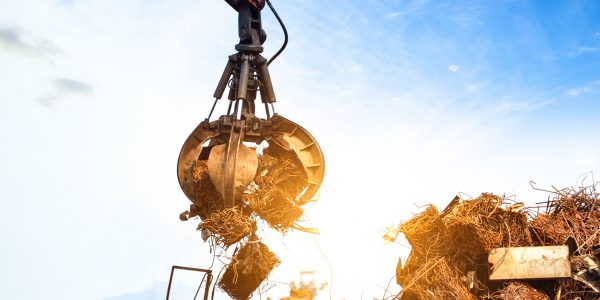 Kran für Metallverarbeitungsunternehmen, das Finetrading nutzt