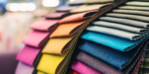 Stoffe verschiedener Farben eines Telxtilunternehmens welches seine Herstellung mit einer Lagerfinanzierung vorfinanziert
