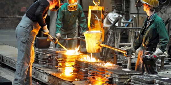 Mitarbeiter eines metallverarbeitenden Unternehmens bei der Arbeit