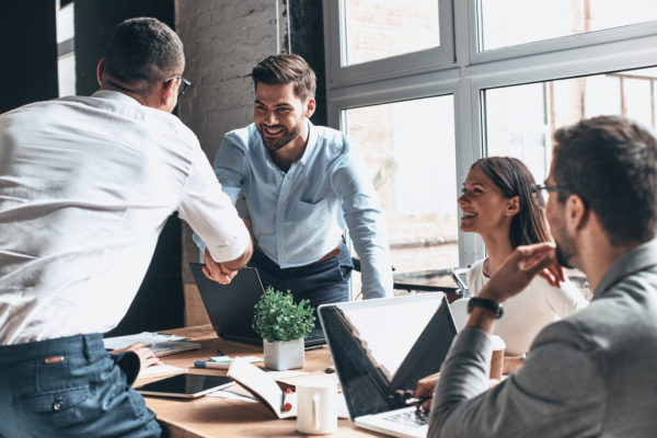 Gründer und Mezzanine Kapitalgeber Junges Startup, das über FinCompare einen Mezzanine Kapitalgeber gefunden hat.