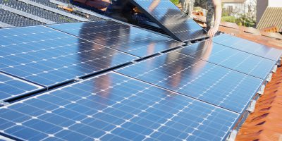 Sanierung eines Unternehmens mit Solarzellen zu besserer Energieeffizienz
