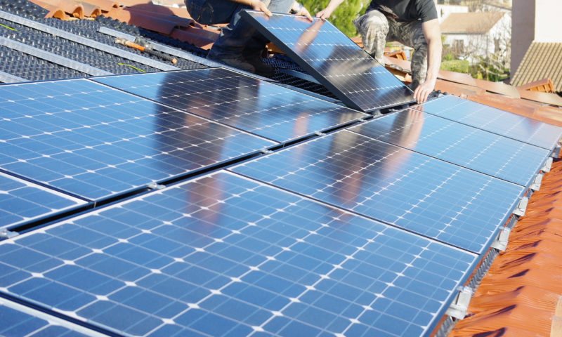 Sanierung eines Unternehmens mit Solarzellen zu besserer Energieeffizienz