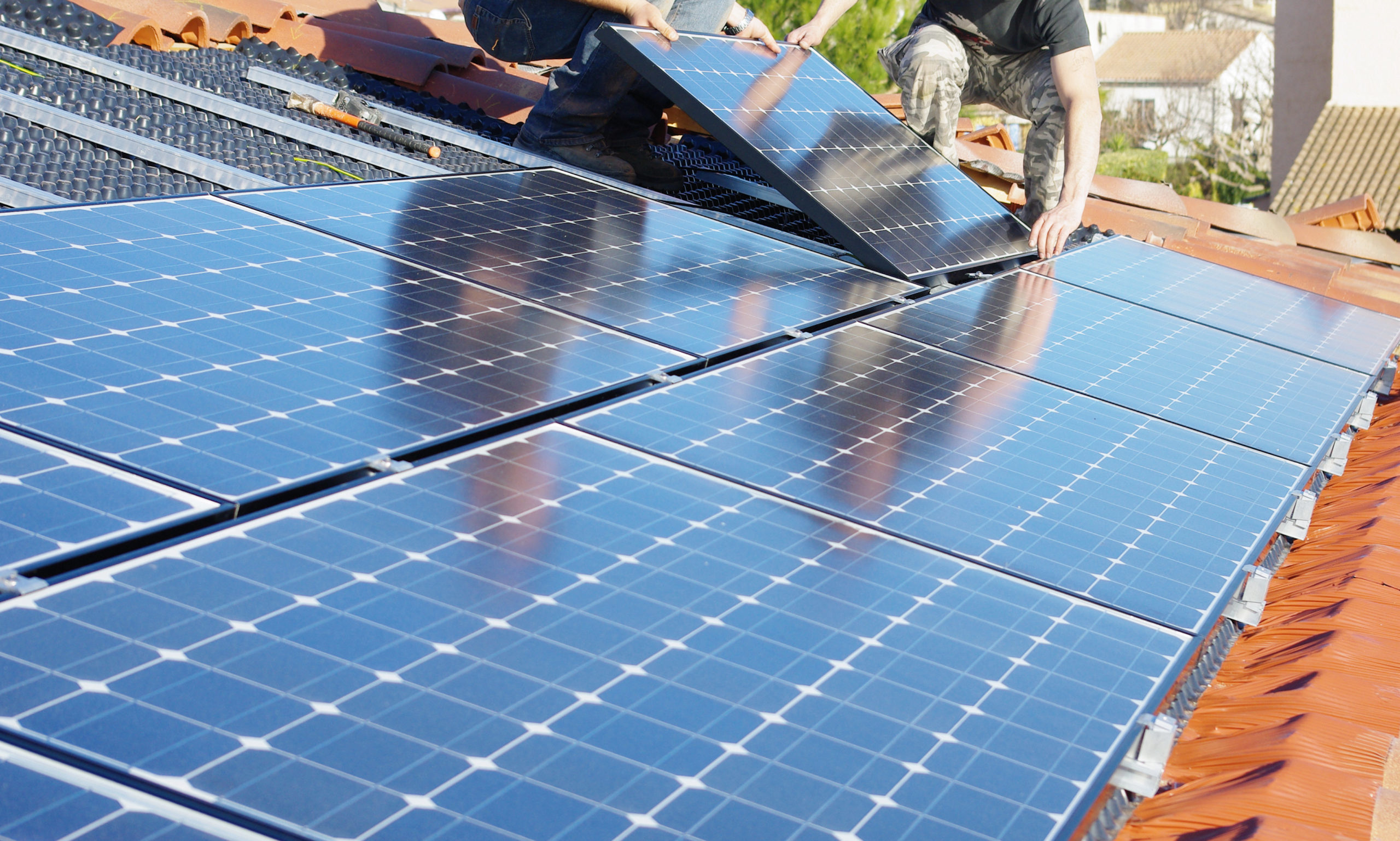 Energieeffizienz für Unternehmen Sanierung eines Unternehmens mit Solarzellen zu besserer Energieeffizienz