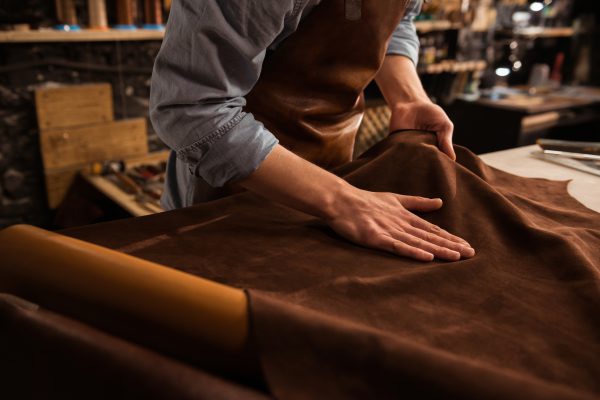 Handwerksbranche-2 Nahaufnahme eines Lederherstellers, der Handgefertigte Ware herstellt