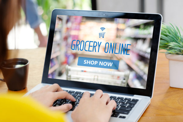 Lebensmittelindustrie-4 Hände einer jungen Frau tippend - Sie bestellt im Online Supermarkt.