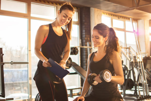Personal Trainerin im Fitnessstudio Personal Training wird innovativer und individualisierter.