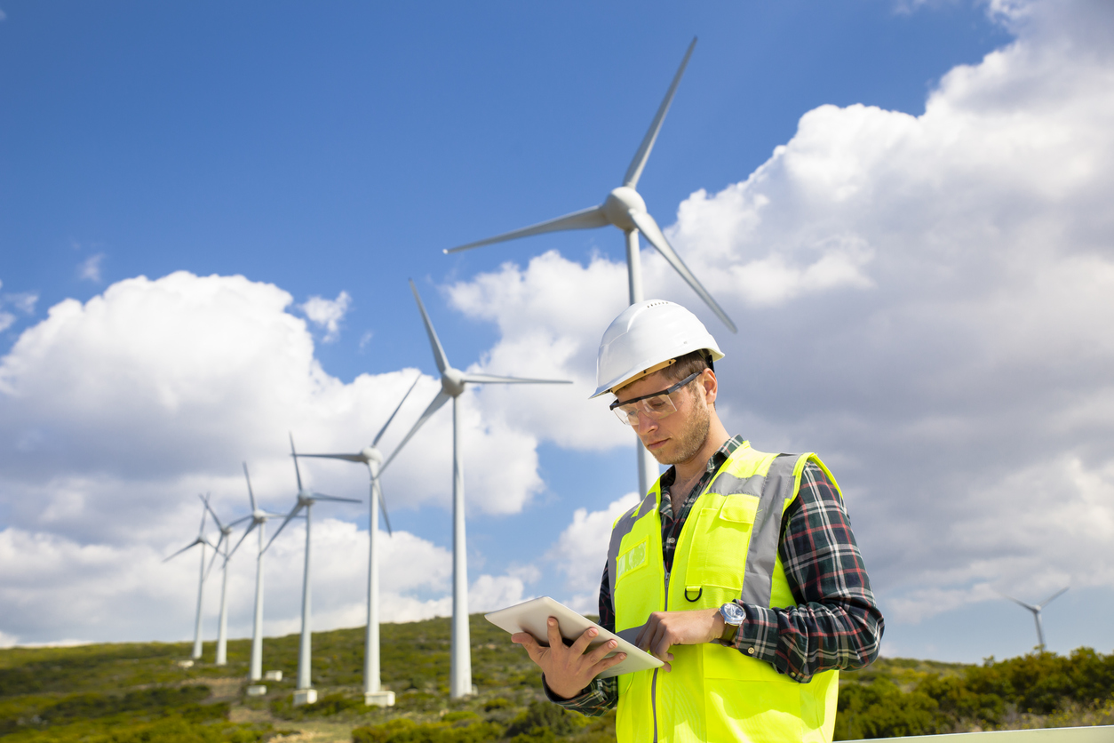 Unternehmer vor Windräder Windräder als Quelle erneuerbarer Energien.