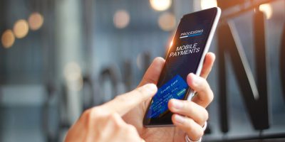 Bargeldlose Zahlung mittels Digital Wallet auf Smartphone.