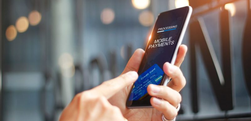 Bargeldlose Zahlung mittels Digital Wallet auf Smartphone.