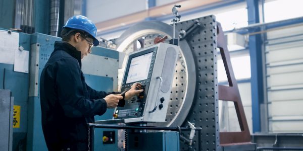 Industriearbeiter am Bedienen einer Maschine