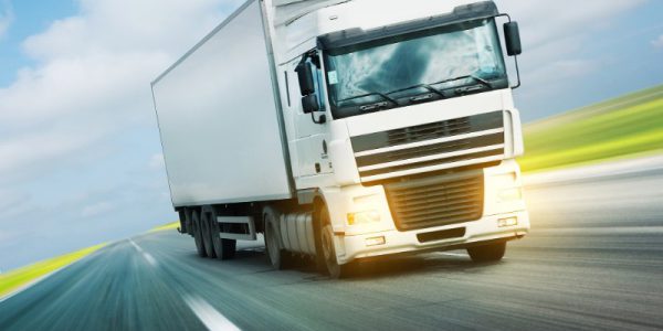 LKW eines Logistikunternehmens auf Fahrbahn