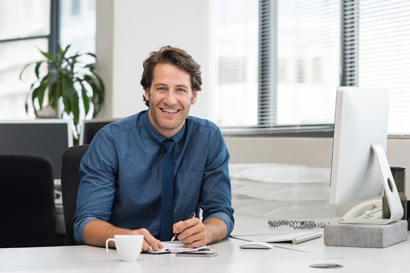 Factoring für Unternehmer Unternehmer sitzt am Schreibtisch