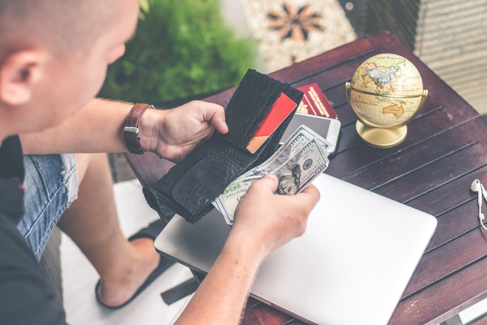 Negatives-Eigenakapital Mann nimmt Geld aus seiner Brieftasche
