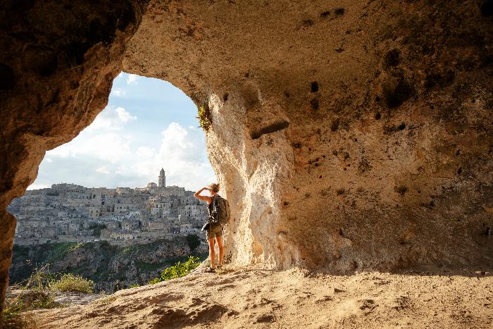 Rohstoffpreise Frau betrachten aus einer Höhle von Matera, Basilikata, Italien
