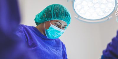 Ärztin im OP-Saal