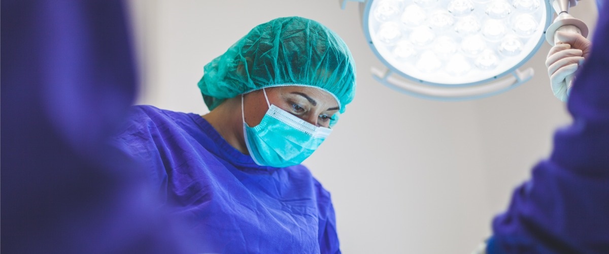 Medizintechnik-Branche braucht Innovationen Ärztin im OP-Saal