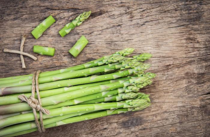 Corona-Krise-Auswirkungen-auf-die-Landwirtschaft 2 Gebundener Grüner Spargel