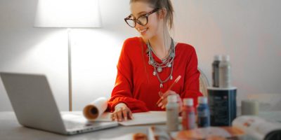 Frau arbeitet im Homeoffice wegen der Corona Pandemie