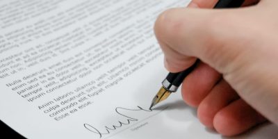 hand signing contract