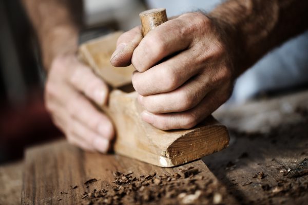 Mann hobelt holzt Mann hobelt holzt