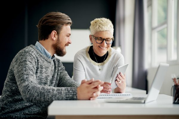 Frau und Mann am Laptop Frau und Mann am Laptop